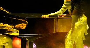 La presentación de Daddy Yankee y Marc Anthony abrió con el reguetonero en el piano. (AP Photo/Lynne Sladky) (Lynne Sladky)